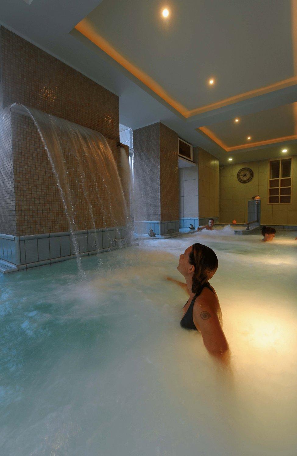 Kentrikon Hotel & Spa Loutra Aidhipsou Exteriör bild